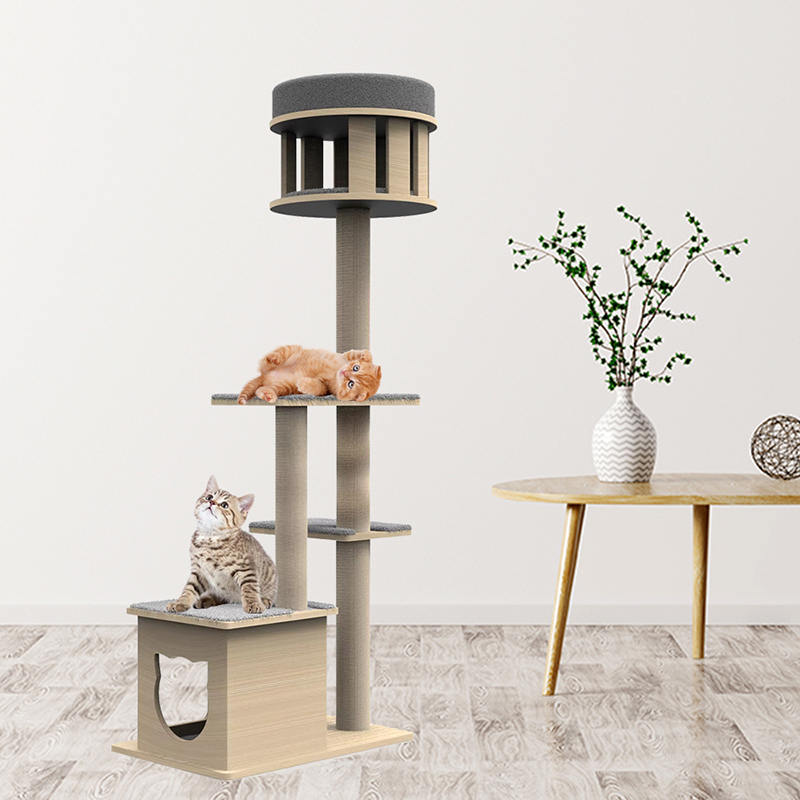 Torre in legno interno con paletti di graffi di sisal arrampicati su un gatto albero Torre in legno interno con paletti di graffi di sisal arrampicati su un gatto albero